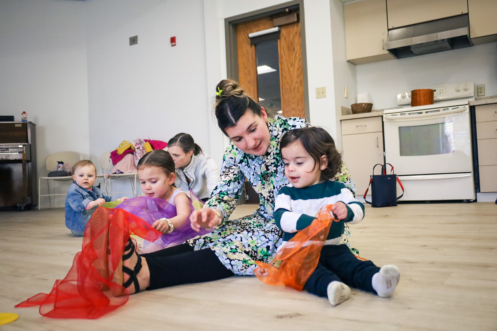 Parent and toddler play together in class