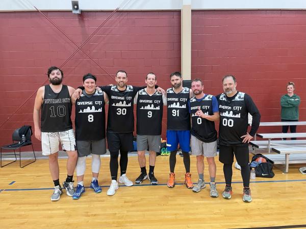 Siete hombres en la cancha de baloncesto