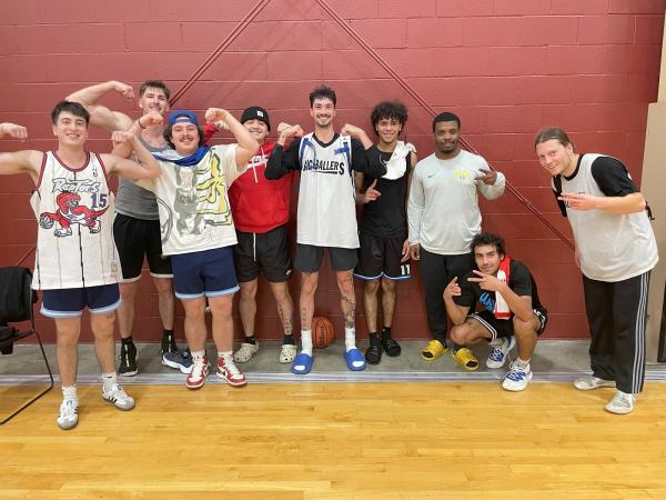 Nueve hombres en la cancha de baloncesto