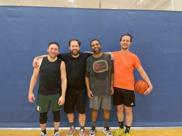 Cuatro hombres en la cancha de baloncesto