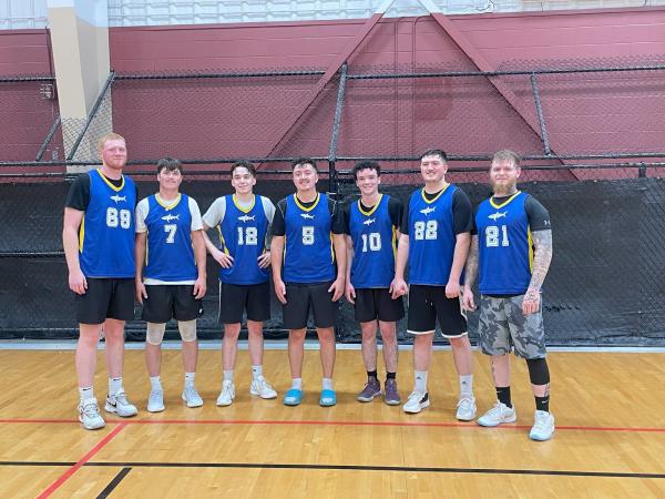 Siete hombres con camisetas azules