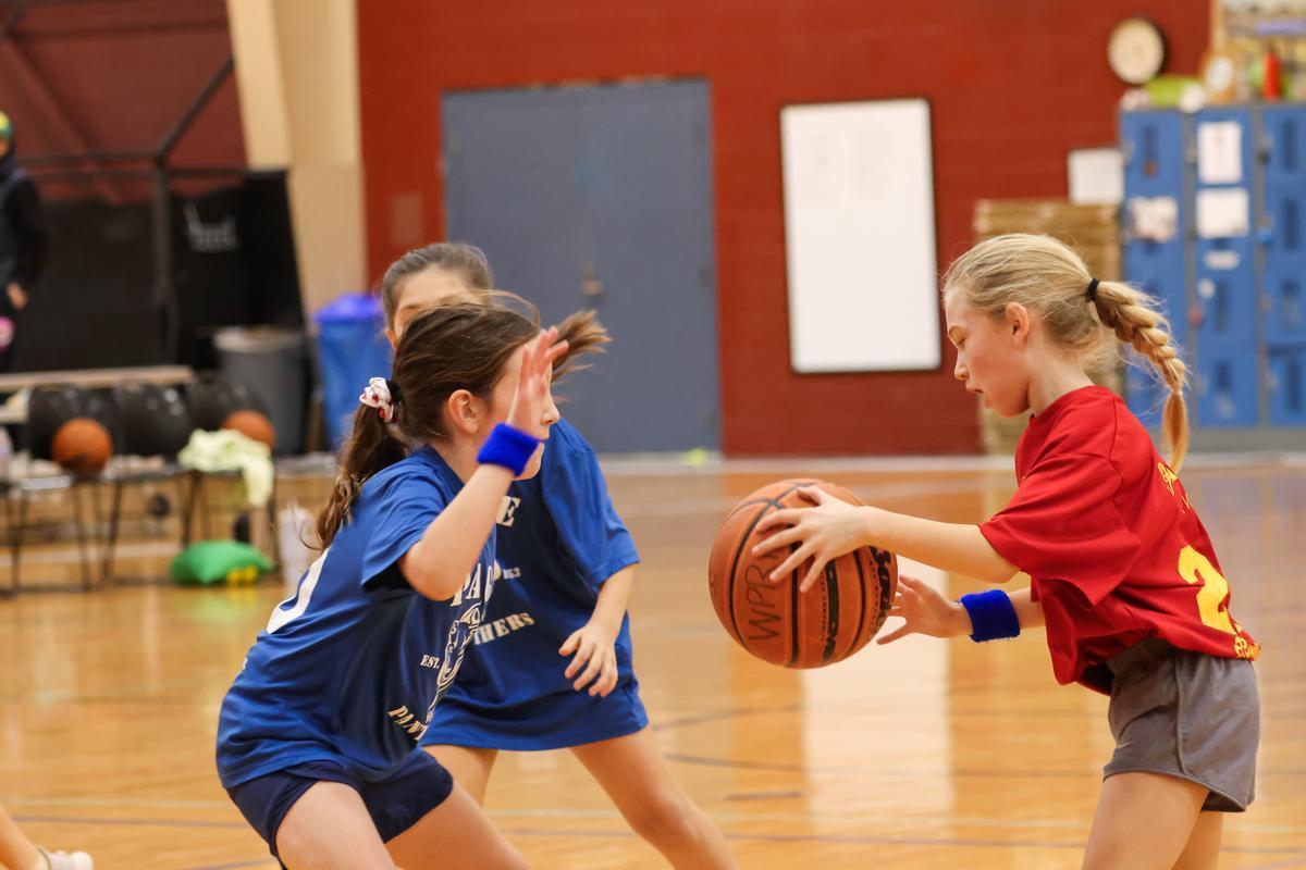 A defensive and offensive player in youth basketball